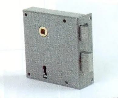 SERRURE DE GRILLE 107x112 AXE 65mm